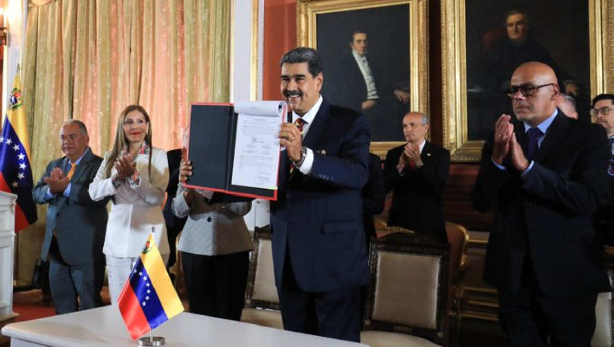 Nicolás Maduro firma dLey para la Defensa de la Guayana Esequiba